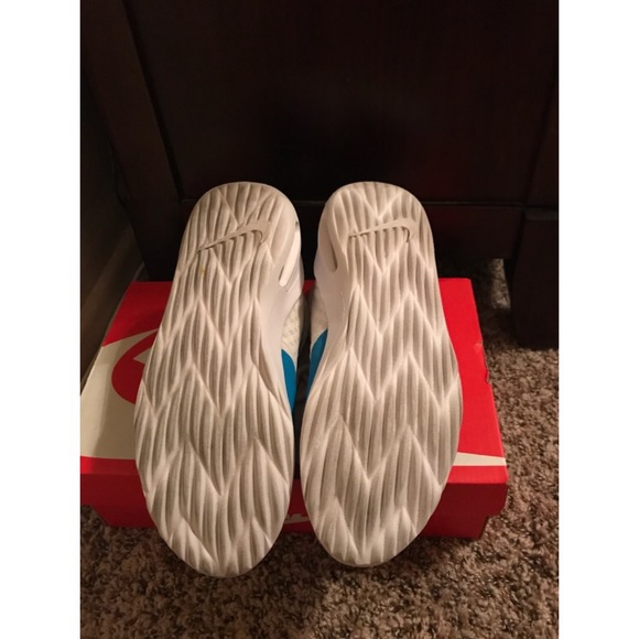 Athletic shoes - Picture 4 of 4